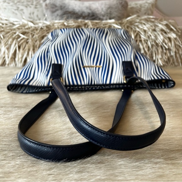 VERA BRADLEY Streeterville Ella Tote Blue White Wavy Stripe Water Repellant - Picture 9 of 15